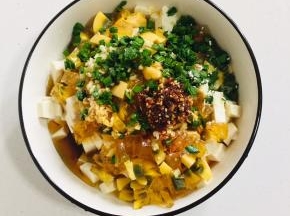 碗中放入蒜末，韭菜末，1勺盐，1勺鸡精，一勺生抽，一勺香油，少许花椒油，一勺辣椒油