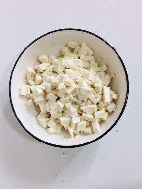 嫩豆腐洗净切成小粒备用！