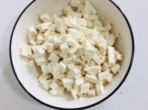 嫩豆腐洗净切成小粒备用！