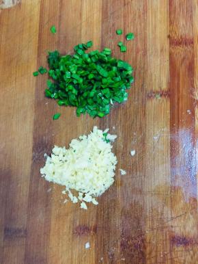 蒜瓣拍碎切成末，韭菜切成末！如果有葱花代替韭菜更好！家里没有葱花我就直接用的韭菜！味道也不错！