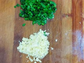 蒜瓣拍碎切成末，韭菜切成末！如果有葱花代替韭菜更好！家里没有葱花我就直接用的韭菜！味道也不错！