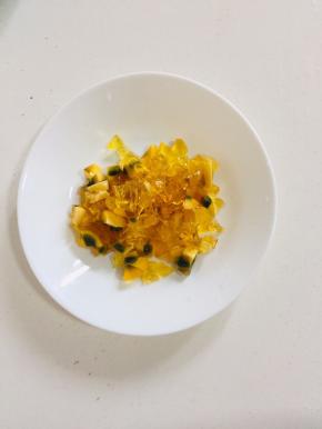 皮蛋剥壳洗净，切成小粒备用！