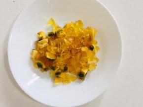 皮蛋剥壳洗净，切成小粒备用！