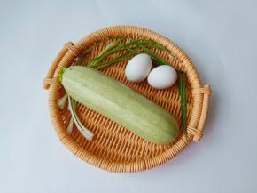 首先准备西葫芦一个，鸡蛋2个。