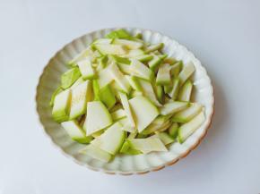 西葫芦清洗干净后，把西葫芦对半切开，对半的正面切成长片，再斜着切一刀，就是这样的小片片了。