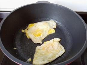 锅里放少许的食用油，嗑入两个鸡蛋在锅里，把鸡蛋煎成两面金黄就可以盛出来。