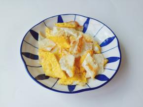 荷包蛋放凉一下再竖着切三至四刀，斜着切成菱形小块备用。