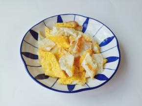 荷包蛋放凉一下再竖着切三至四刀，斜着切成菱形小块备用。