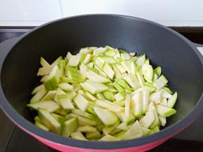 锅里放一点食用油，油温三层热倒入切好的西葫芦翻炒。
