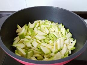 锅里放一点食用油，油温三层热倒入切好的西葫芦翻炒。
