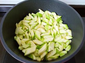 大火不停地翻炒西葫芦至微微发软。