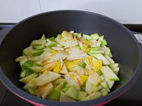 这时候加入切好的荷包蛋小块。