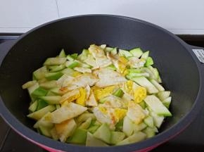 这时候加入切好的荷包蛋小块。