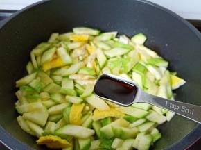 加料酒与生抽在锅里。