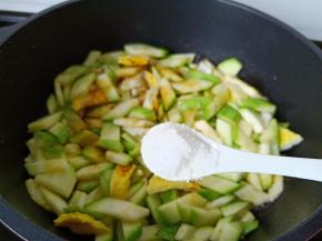 加一点点的食用盐来调味。