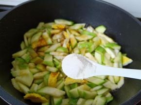 加一点点的食用盐来调味。