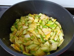 用铲子将调味料翻炒均匀。