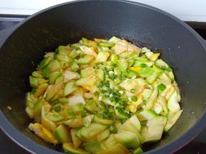 起锅前可以撒点葱花提香。