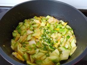 起锅前可以撒点葱花提香。