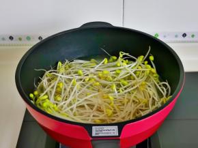 豆芽洗干净后焯水煮熟，捞出过冷水，再淋干水分。