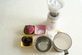 准备好材料，紫薯洗净去皮备用。