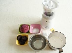 准备好材料，紫薯洗净去皮备用。