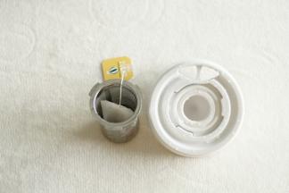 将茶包放入滤网中。卡槽卡在盖子上。