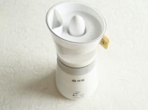 然后将椰汁、纯牛奶、细砂糖倒入小蛮腰奶茶机中。放好卡上滤网的盖子。