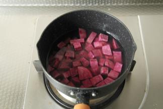 将紫薯切成小块，放入不粘奶锅中，倒入200克纯净水、15-20克细砂糖。开大火先慢慢煮开，然后转小火煮15-20分钟，煮到紫薯软糯后关火。一直焖到奶茶煮好。