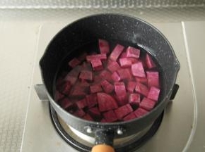 将紫薯切成小块，放入不粘奶锅中，倒入200克纯净水、15-20克细砂糖。开大火先慢慢煮开，然后转小火煮15-20分钟，煮到紫薯软糯后关火。一直焖到奶茶煮好。