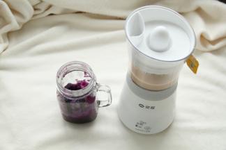 将煮好的紫薯泥舀入杯子中，四周杯壁也可以用勺子划上紫薯泥。浓稠的紫薯泥可以挂壁的！此时奶茶也已煮好。