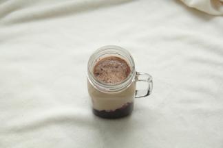 然后将奥利奥中间的夹心用小刀刮掉，留奥利奥饼干片，放入保鲜袋子中，用擀面杖压碎。撒到奶茶上即可！