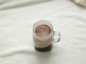 然后将奥利奥中间的夹心用小刀刮掉，留奥利奥饼干片，放入保鲜袋子中，用擀面杖压碎。撒到奶茶上即可！