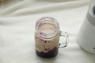 将椰汁奶茶倒入杯子中。正好一大杯。