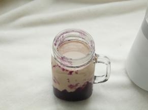 将椰汁奶茶倒入杯子中。正好一大杯。