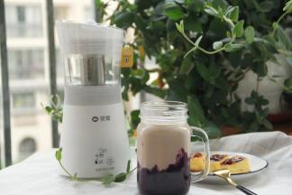 好喝的紫薯椰奶奥利奥就完成啦！微甜口感，一口喝下，能吃到软糯的紫薯泥，略带一丝丝苦的奥利奥碎！还有浓浓椰香，口感丰富！超赞！推荐你们试试哦！超方便！