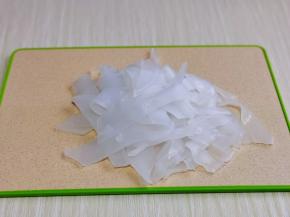 凉皮冷水冲洗再切条。