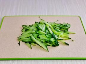 黄瓜洗干净再切丝。