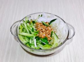 再把做好的酱汁淋在食材上面，淋上油辣子，拌均匀就可以啦