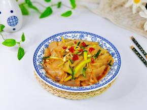 装盘吊坠几段红辣椒。