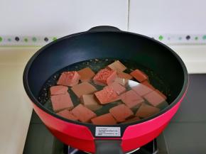 鸭血冷水下锅焯水，烧开后煮2分钟捞出备用。