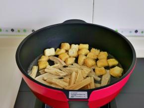 腐竹与油泡焯水，水开后下锅大火再次烧开，煮1分钟，捞出淋干水分备用。