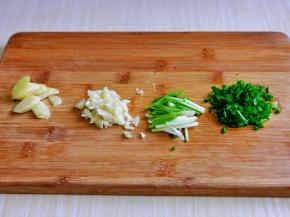 葱姜蒜去皮切好，葱白与葱叶分开哈。