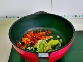 起油锅加入葱姜蒜，再加入脆椒，我这款辣椒不辣特别香。