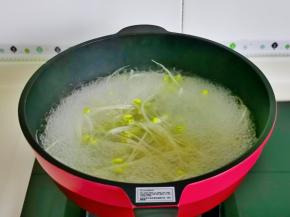 豆芽焯水，冷水下锅烧开后捞出备用。