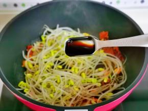 加入豆芽，再加入酱油，蚝油，料酒，小火翻炒。