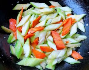 放入丝瓜炒至微微变软