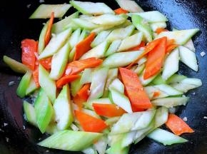 放入丝瓜炒至微微变软