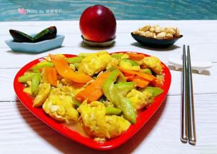 丝瓜胡萝卜炒鸡蛋营养丰富经常食用对身体有益处