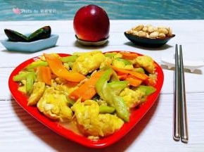 丝瓜胡萝卜炒鸡蛋营养丰富经常食用对身体有益处